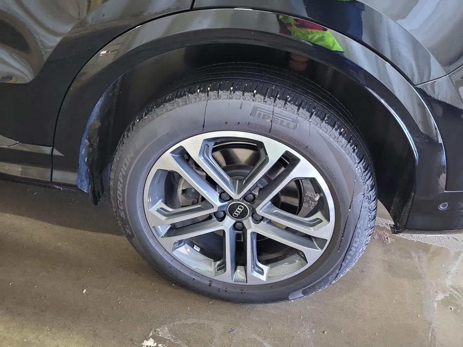 Left Rear Wheel/Tire Photo