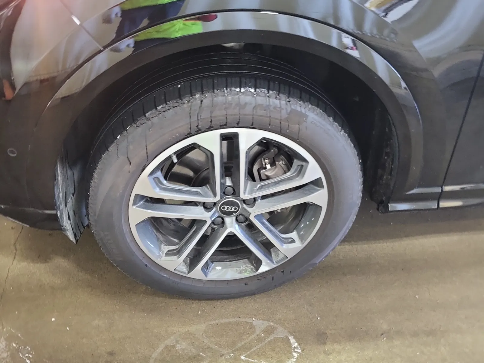 Front driver wheel/tire photo