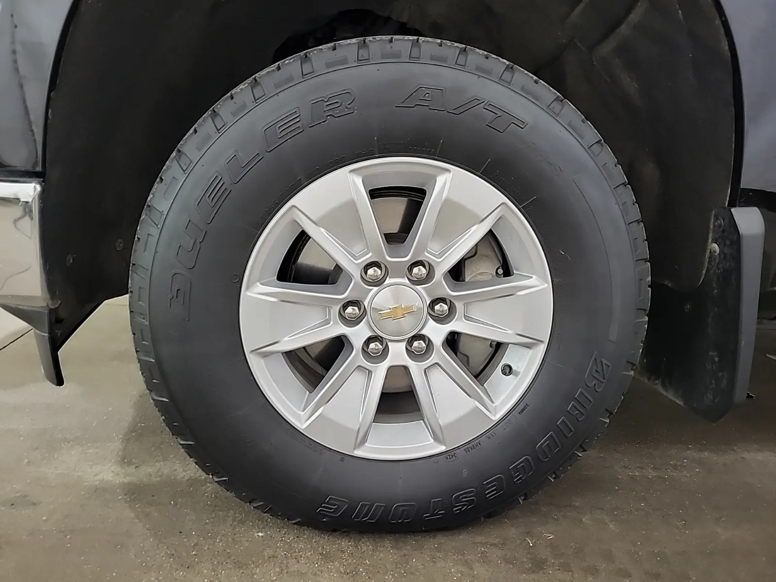 Front driver wheel/tire photo
