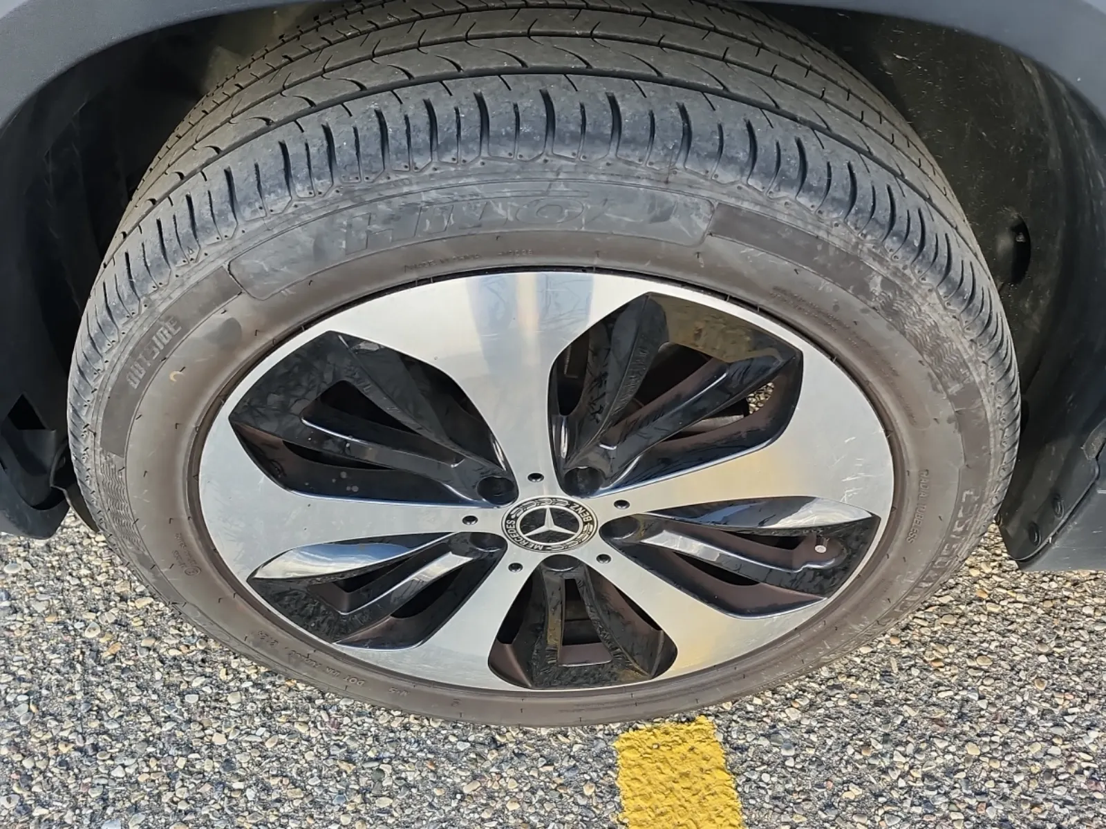Front driver wheel/tire photo