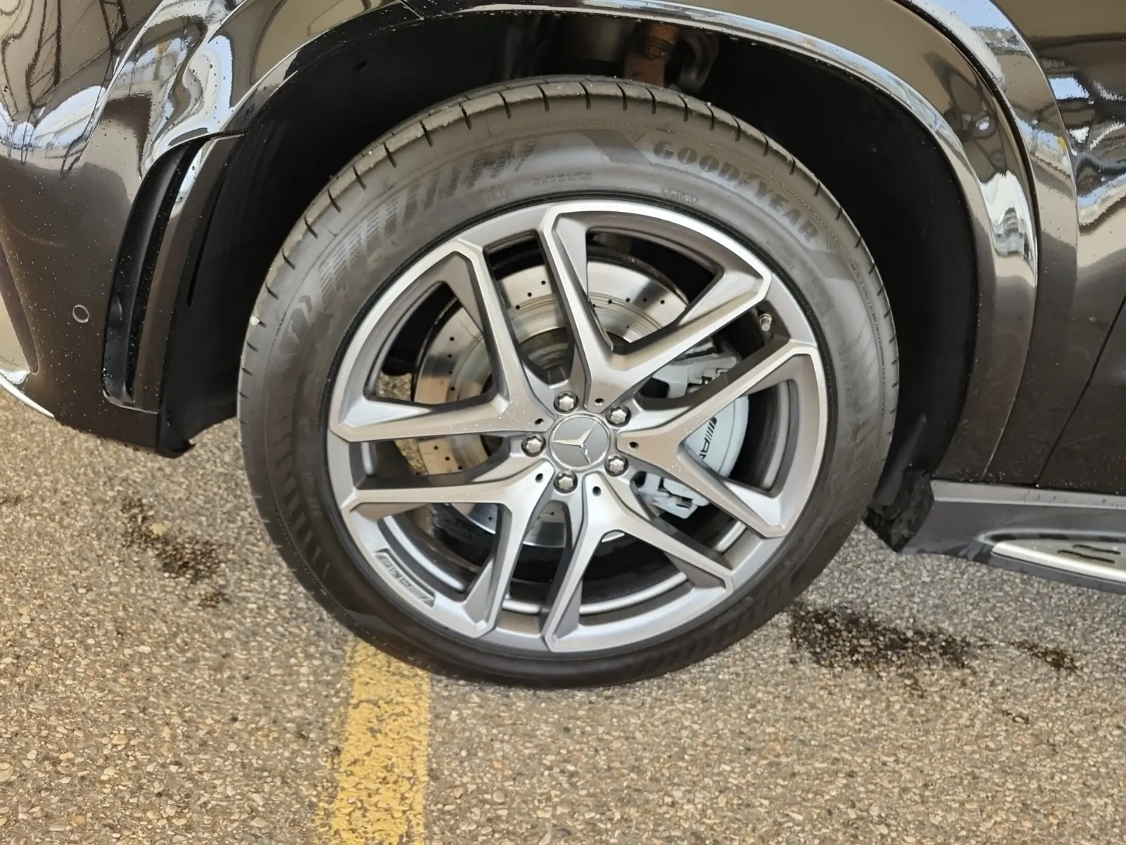 Front driver wheel/tire photo