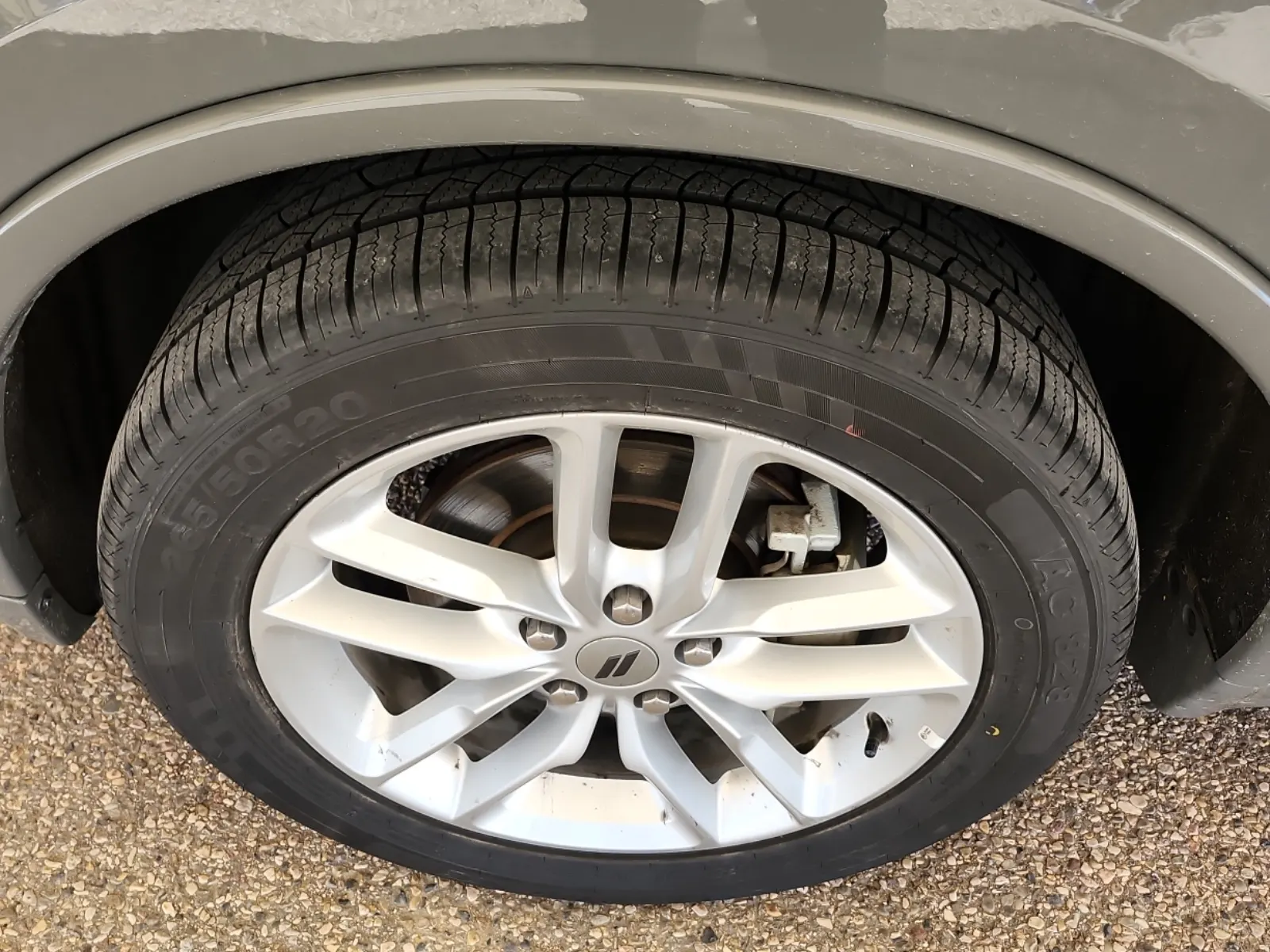 Front driver wheel/tire photo