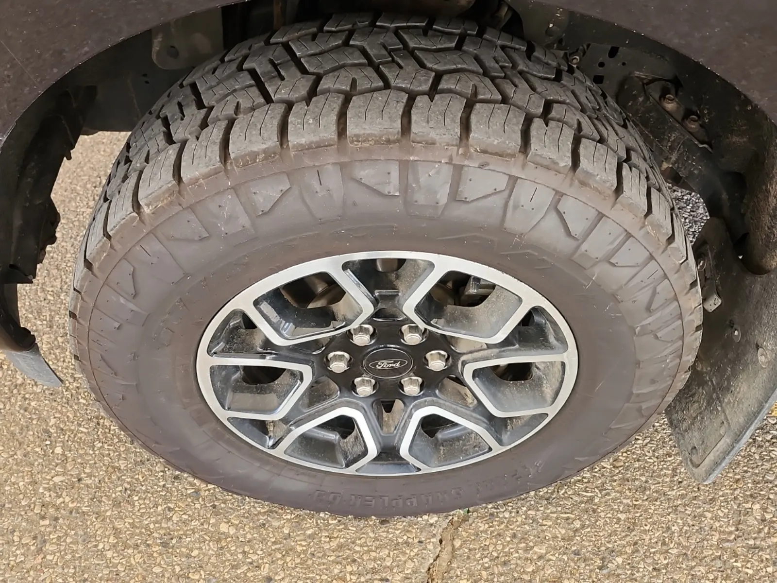 Front driver wheel/tire photo