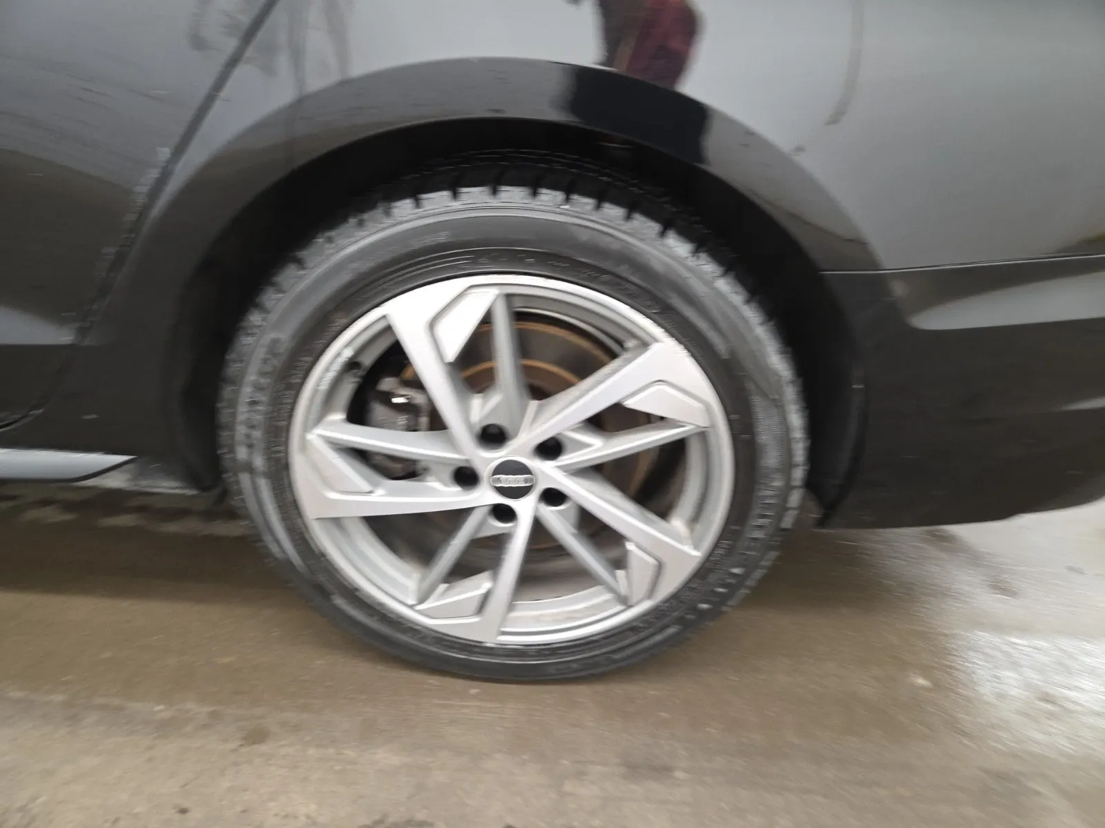 Left Rear Wheel/Tire Photo