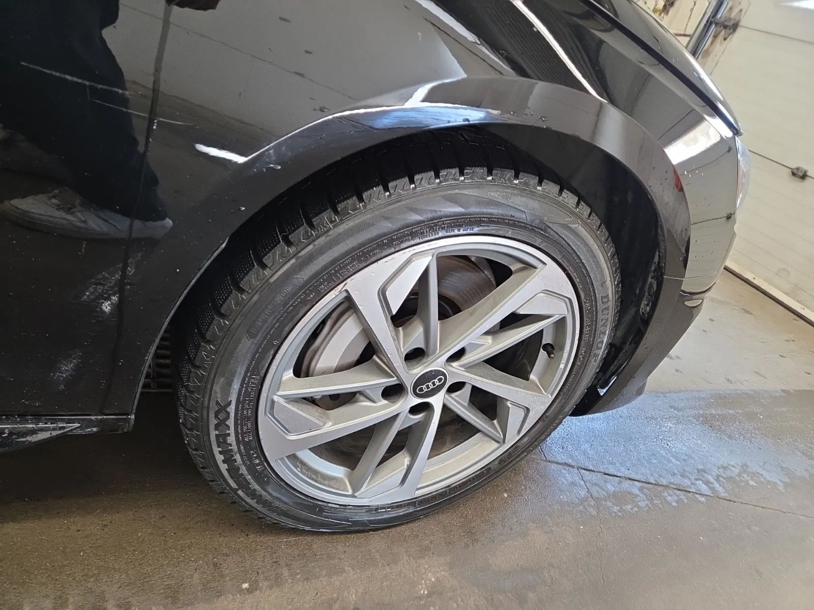 Right Front Wheel/Tire Photo