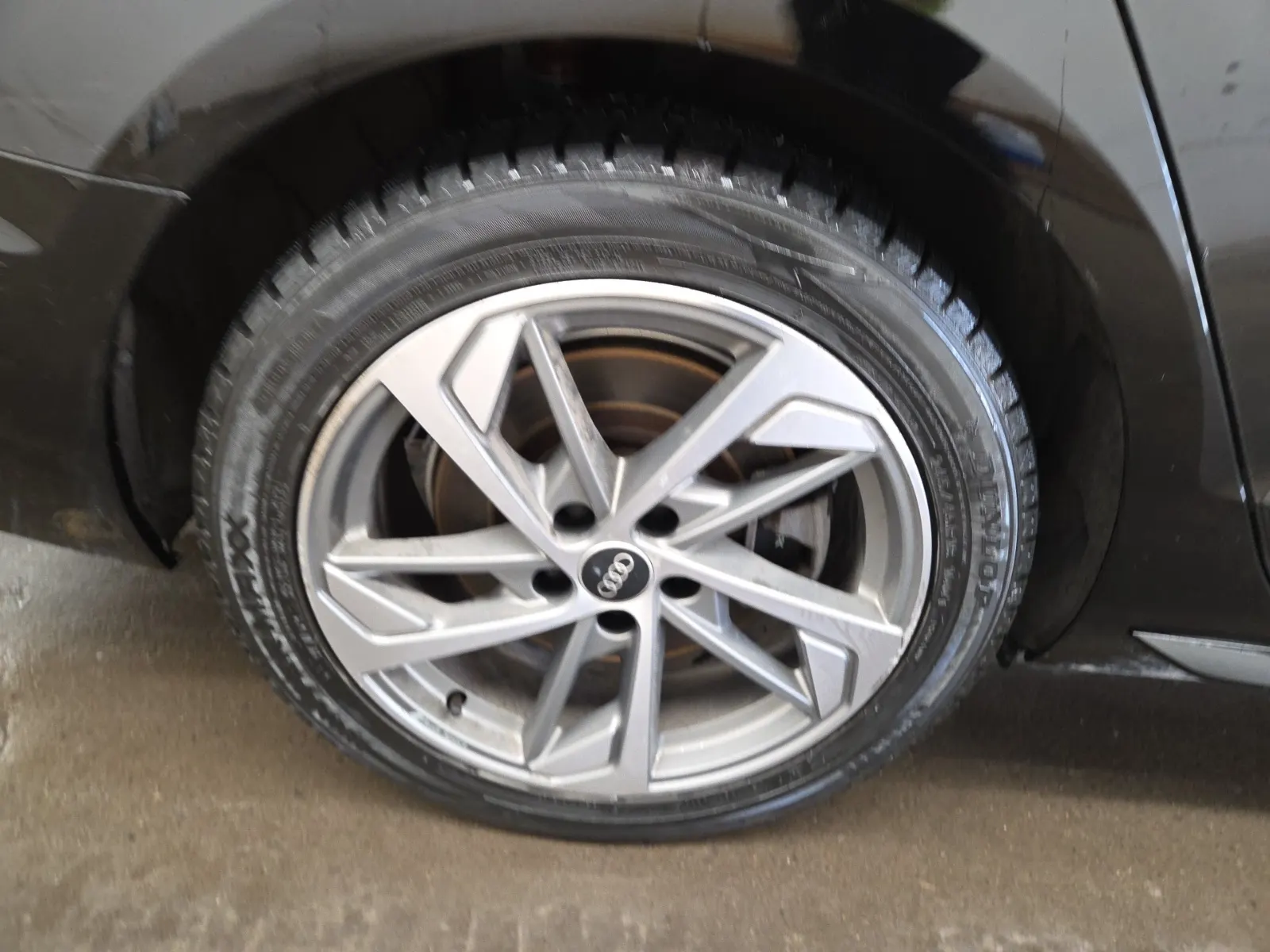 Right Rear Wheel/Tire Photo