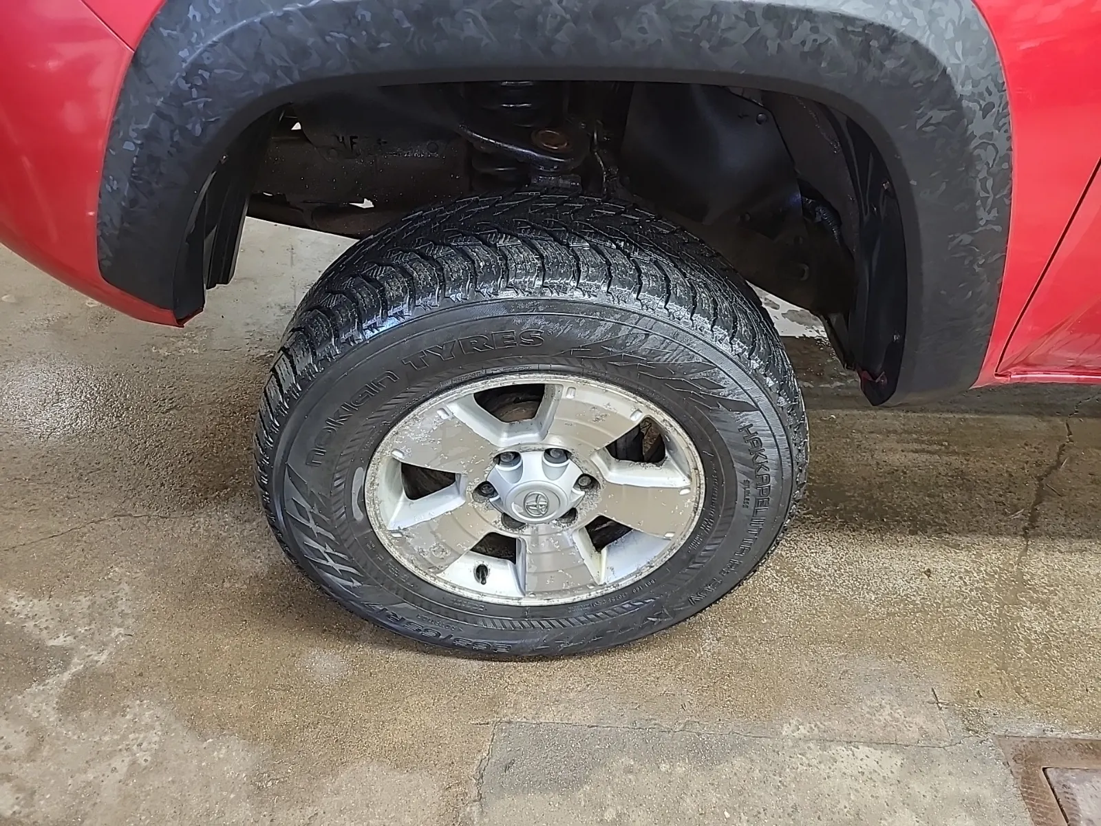 Front driver wheel/tire photo