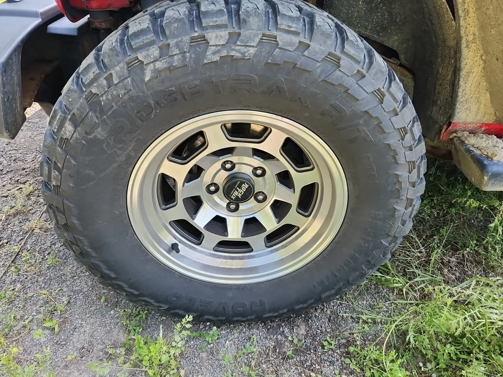 Front driver wheel/tire photo