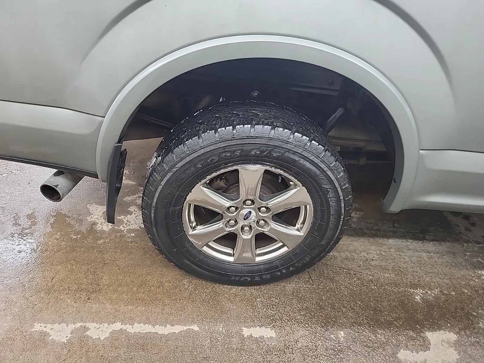 Right Rear Wheel/Tire Photo