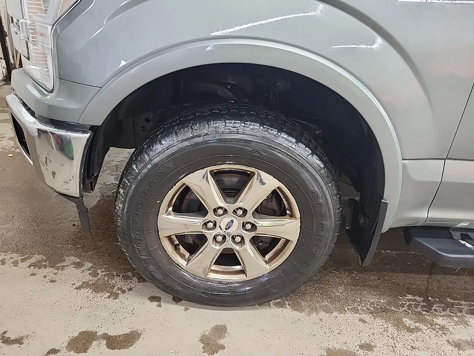 Front driver wheel/tire photo