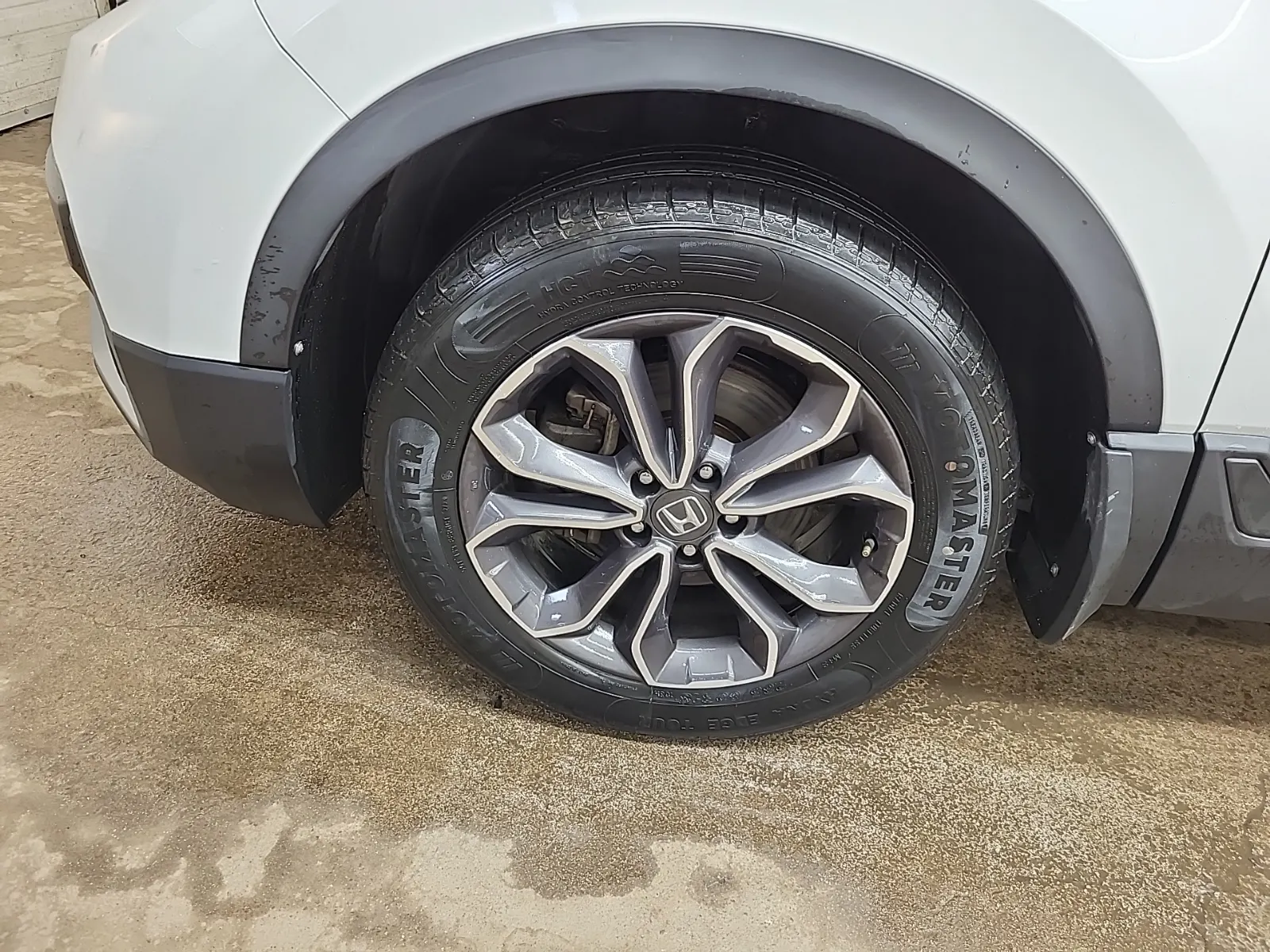 Front driver wheel/tire photo