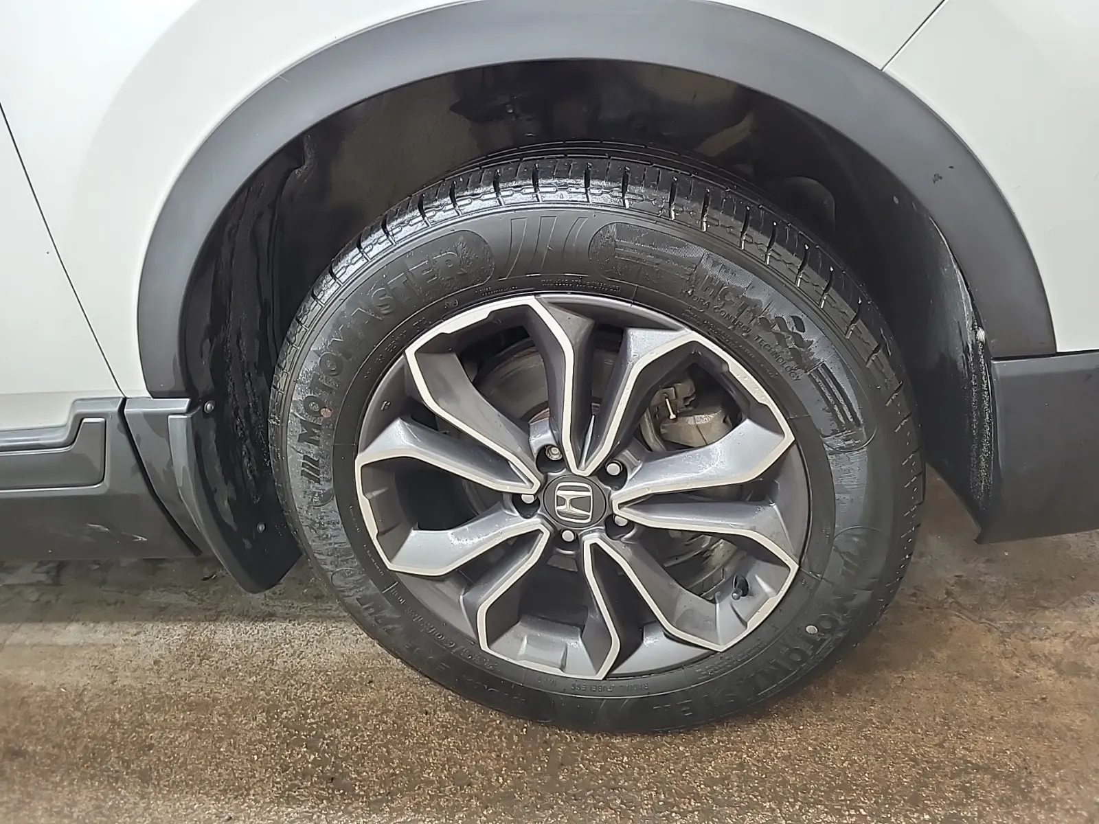 Right Front Wheel/Tire Photo