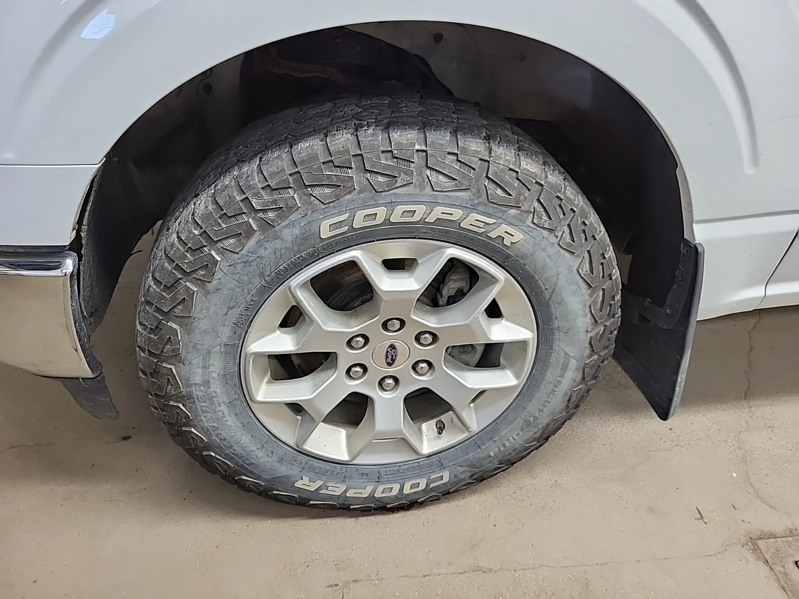 Front driver wheel/tire photo