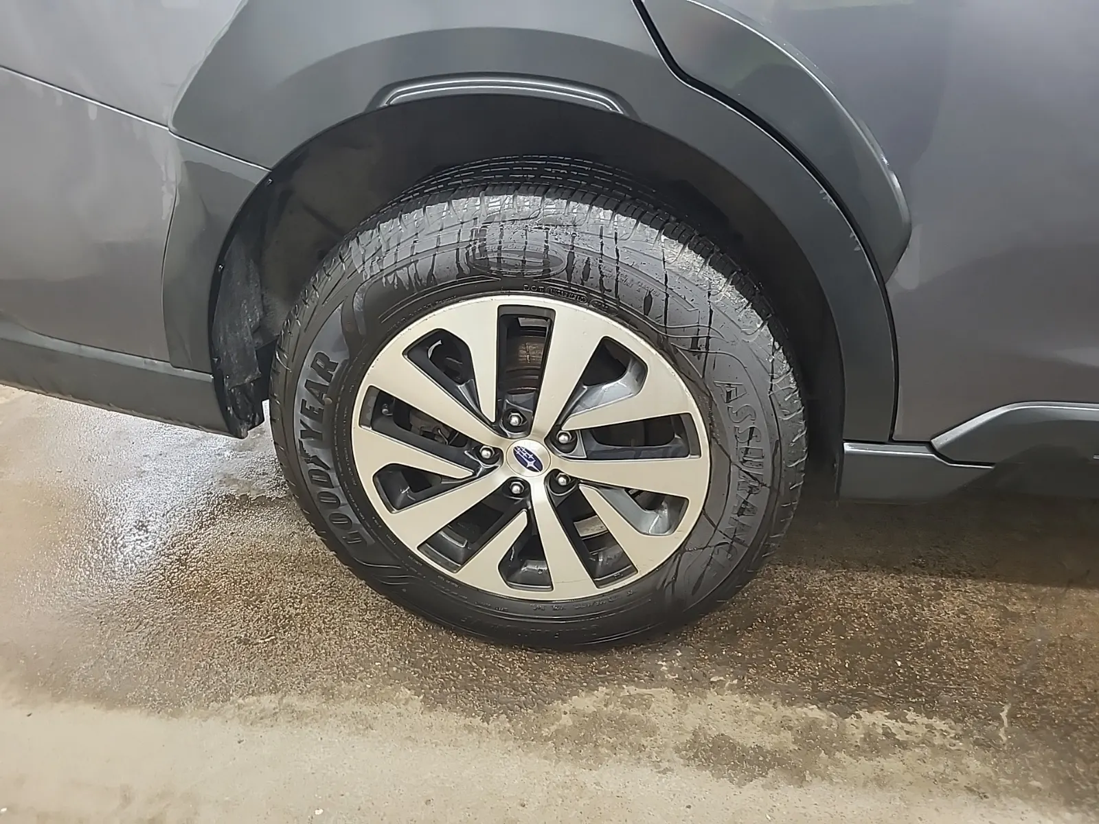 Right Rear Wheel/Tire Photo