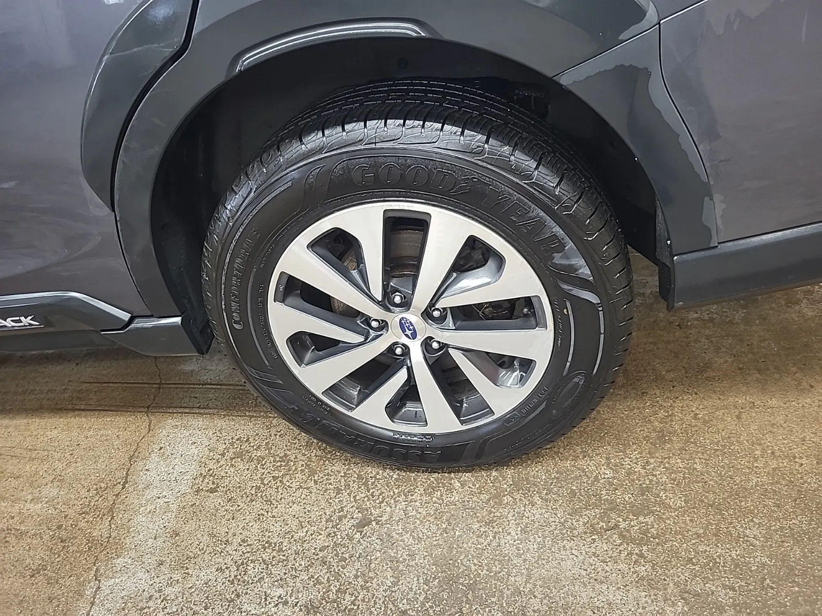 Left Rear Wheel/Tire Photo
