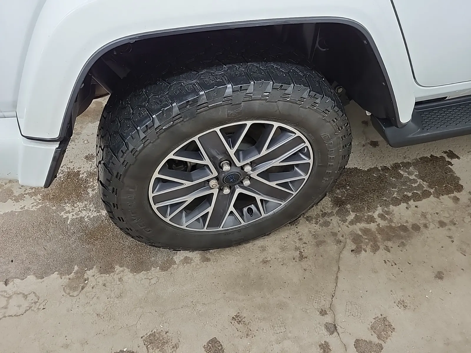 Right Rear Wheel/Tire Photo