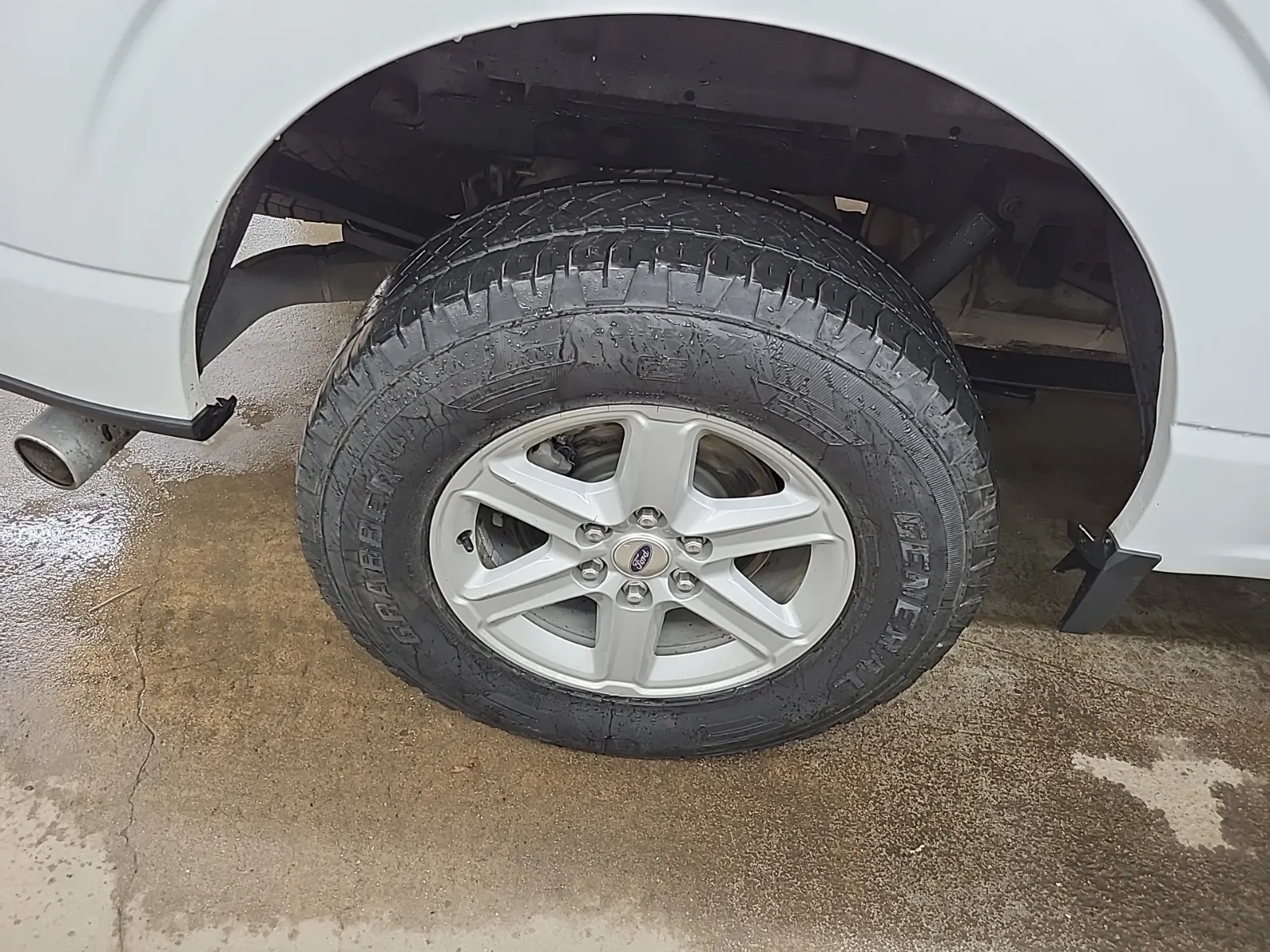 Right Rear Wheel/Tire Photo