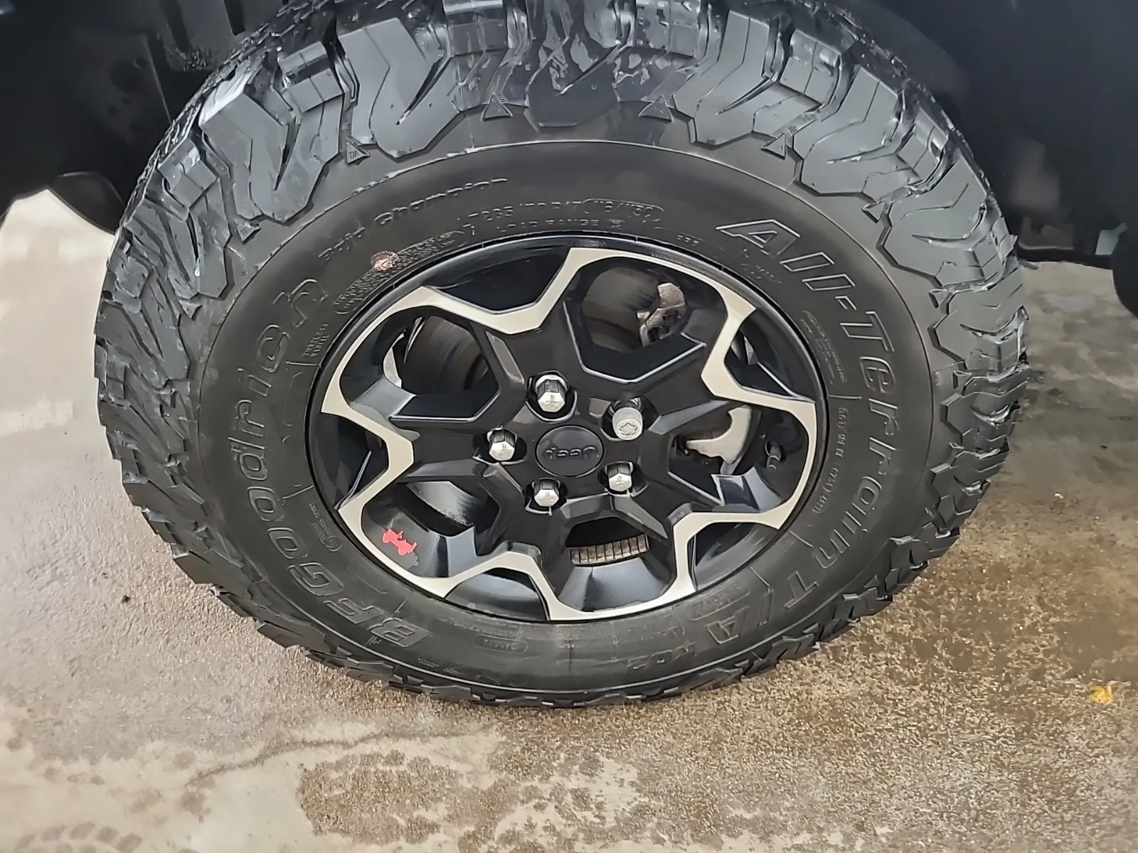 Front driver wheel/tire photo