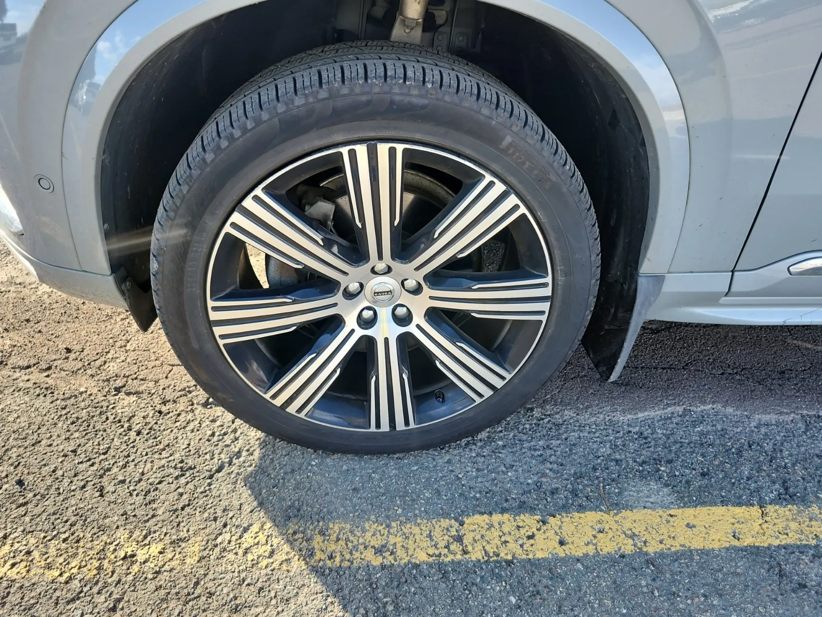 Front driver wheel/tire photo