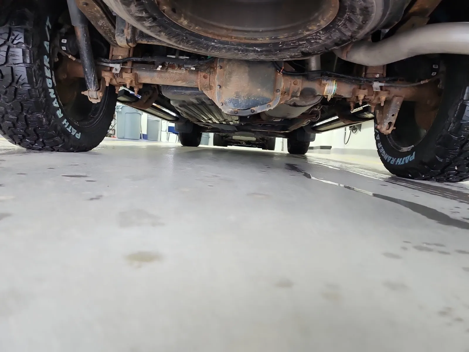 Undercarriage - Rear Photo