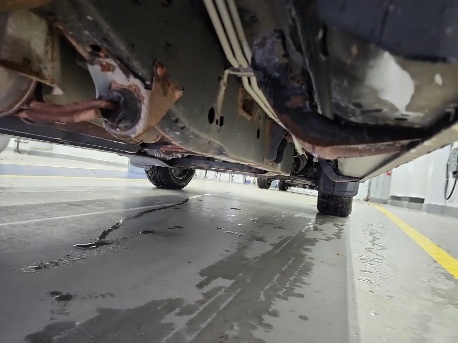 Undercarriage - Passenger Photo