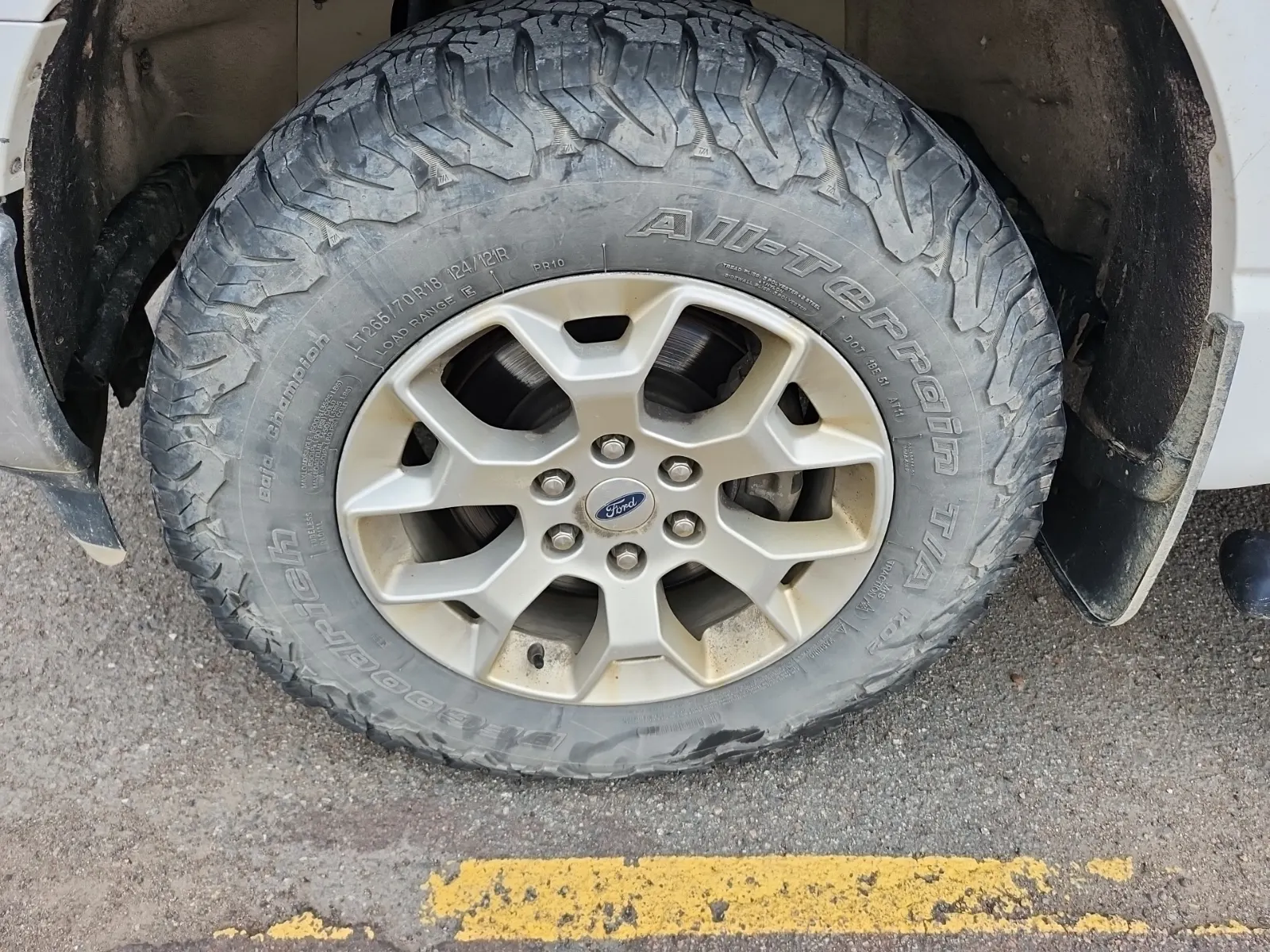 Front driver wheel/tire photo