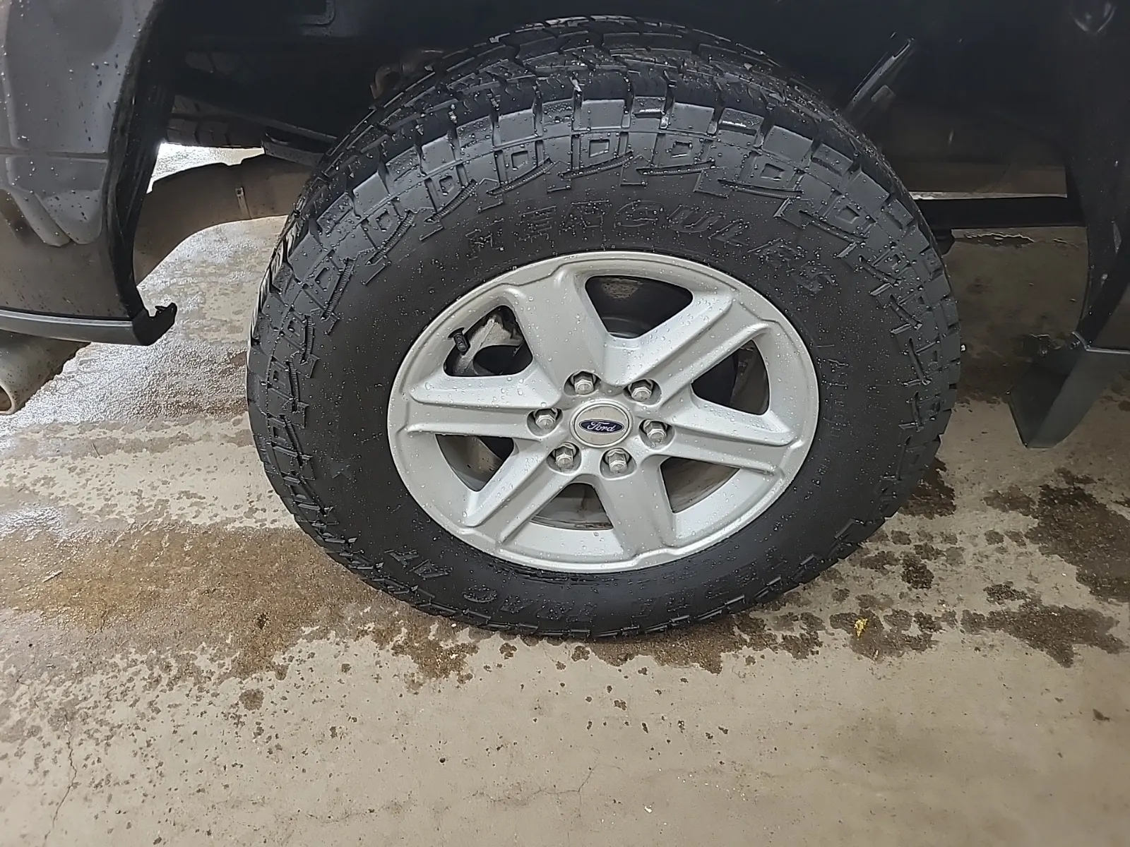 Right Rear Wheel/Tire Photo