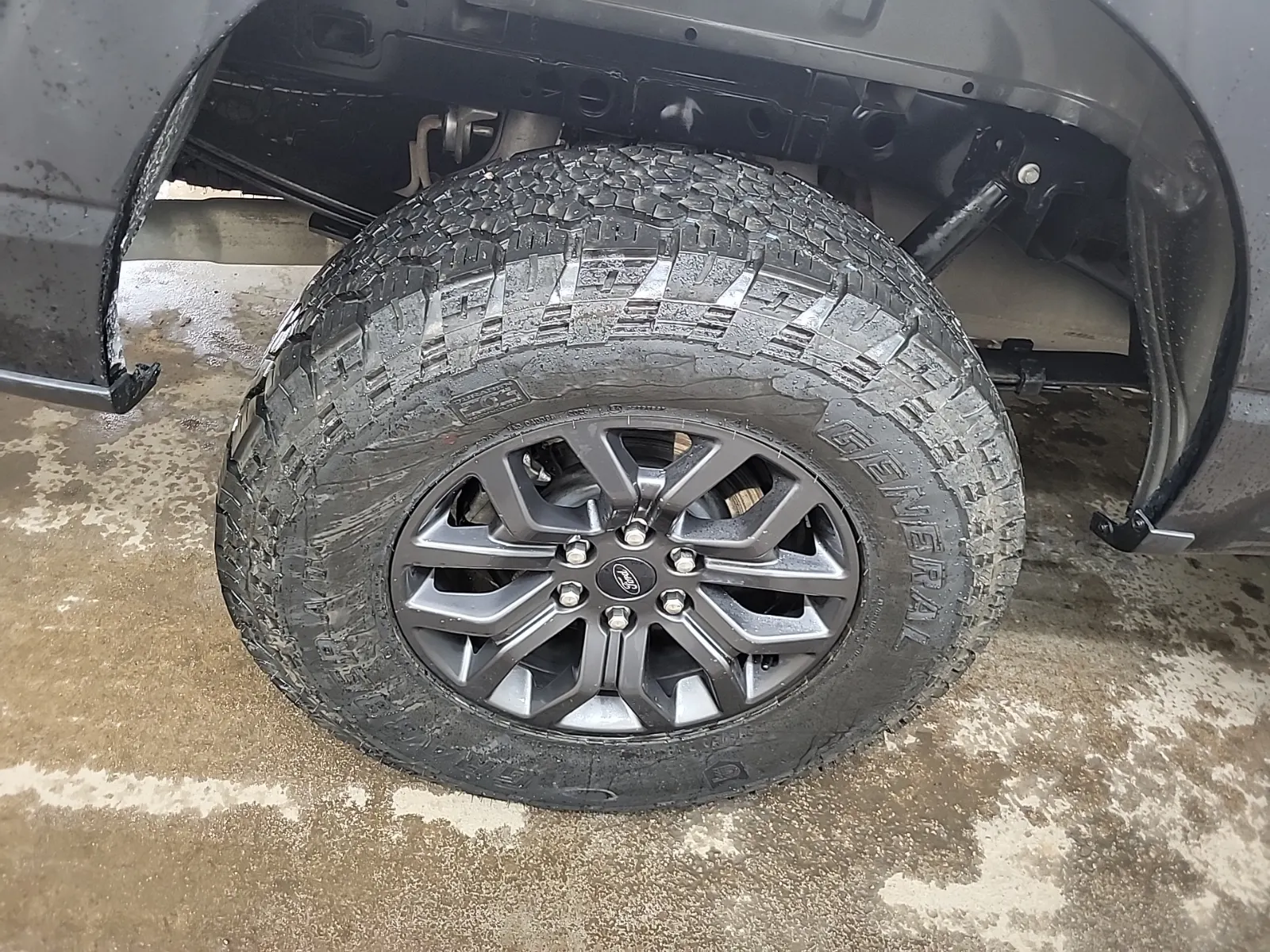 Right Rear Wheel/Tire Photo