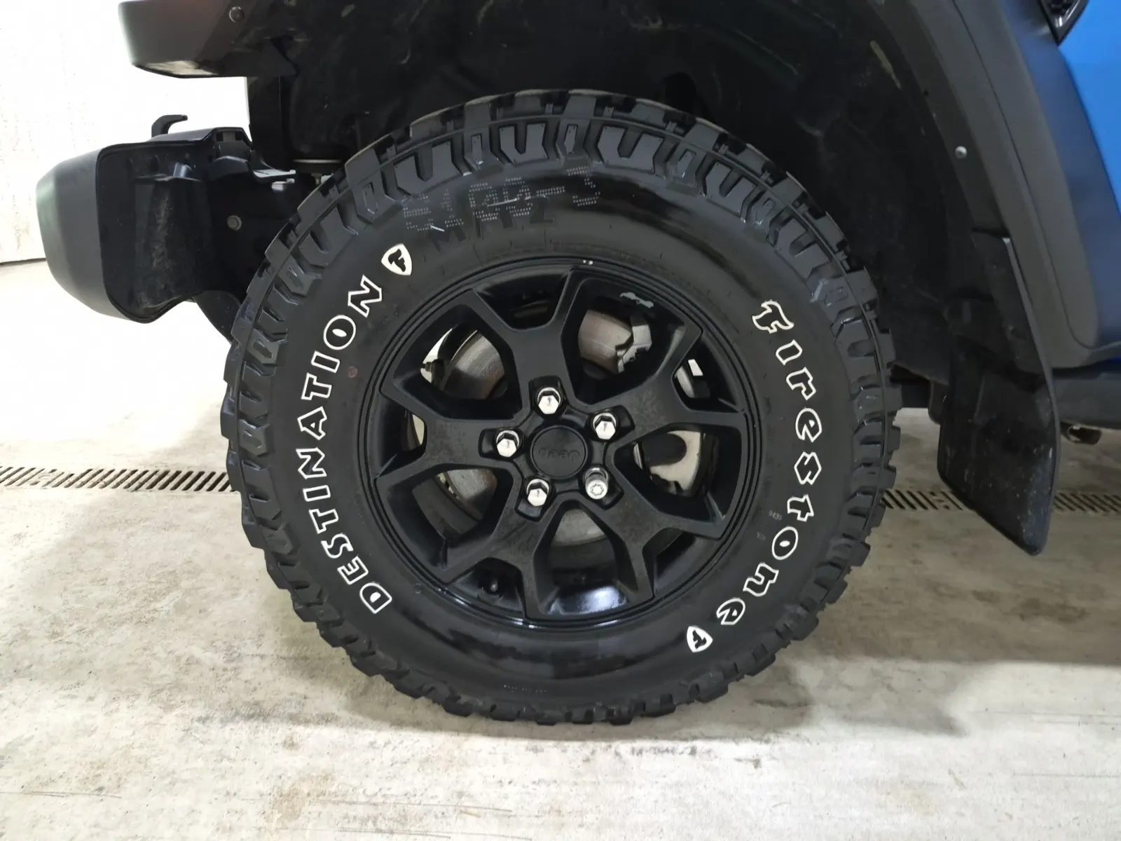 Front driver wheel/tire photo
