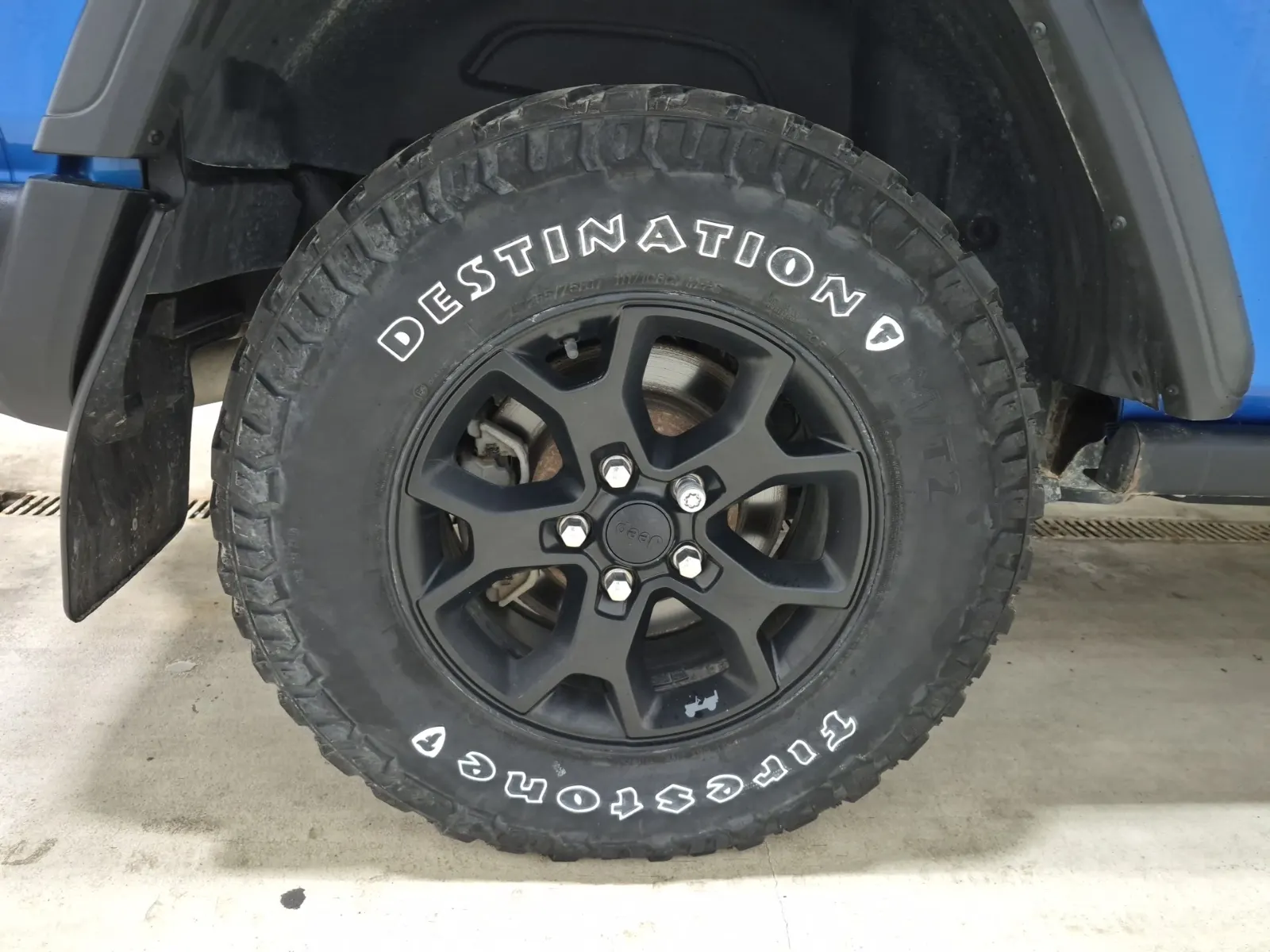 Right Rear Wheel/Tire Photo