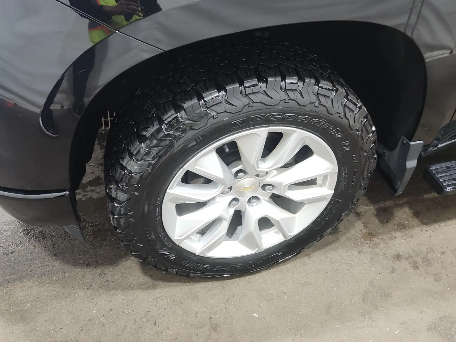 Front driver wheel/tire photo