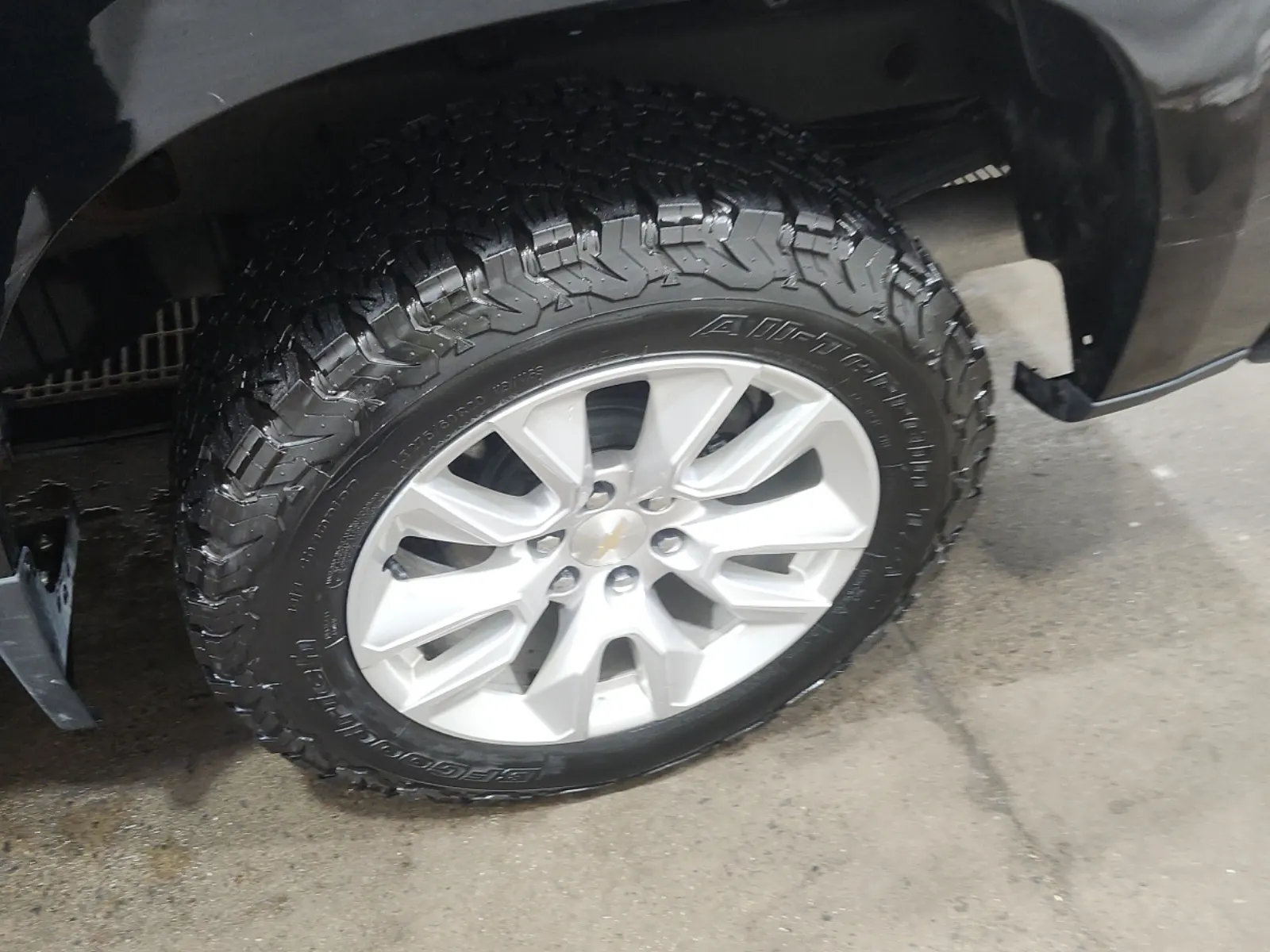 Left Rear Wheel/Tire Photo