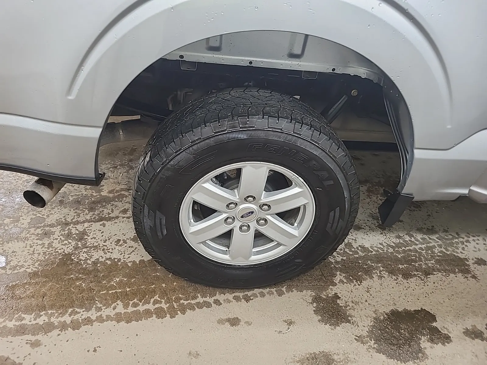 Right Rear Wheel/Tire Photo