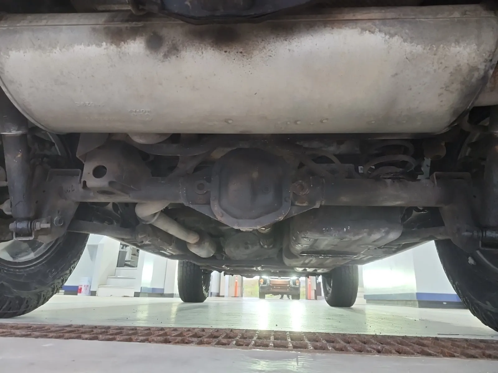 Undercarriage - Rear Photo