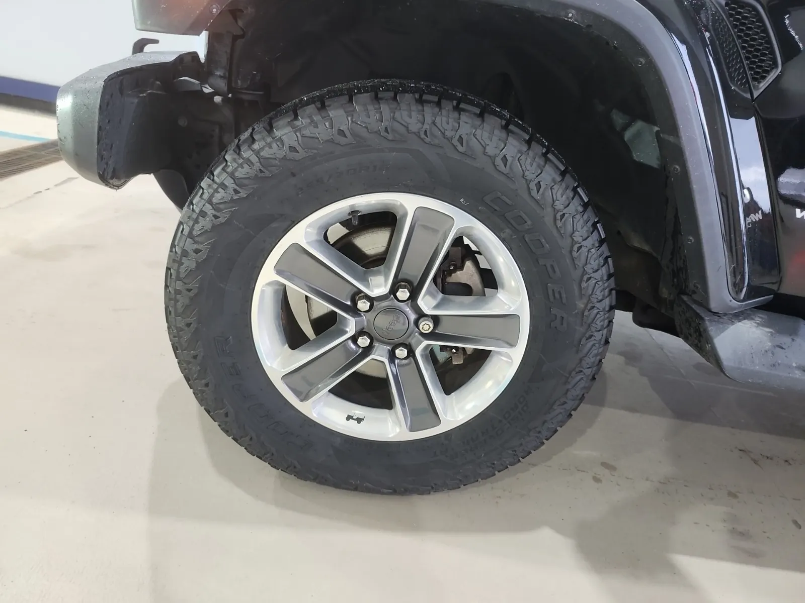 Front driver wheel/tire photo
