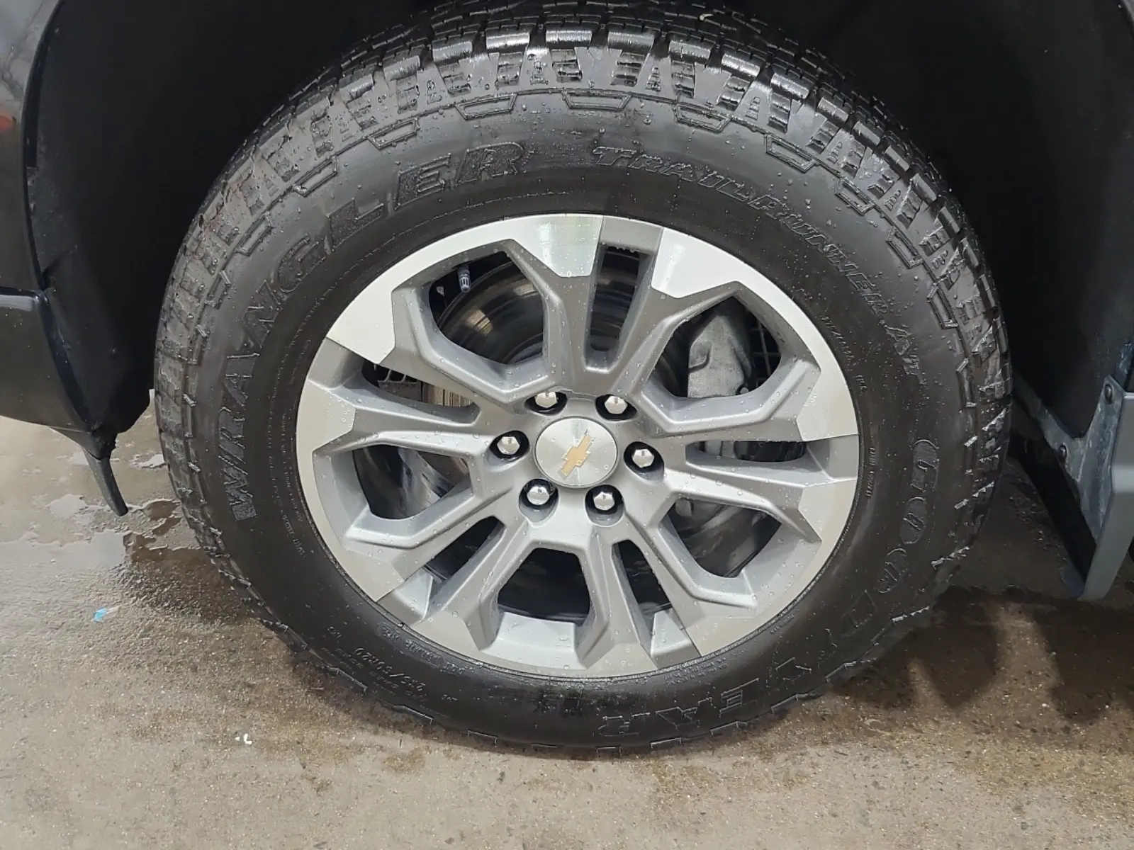 Front driver wheel/tire photo