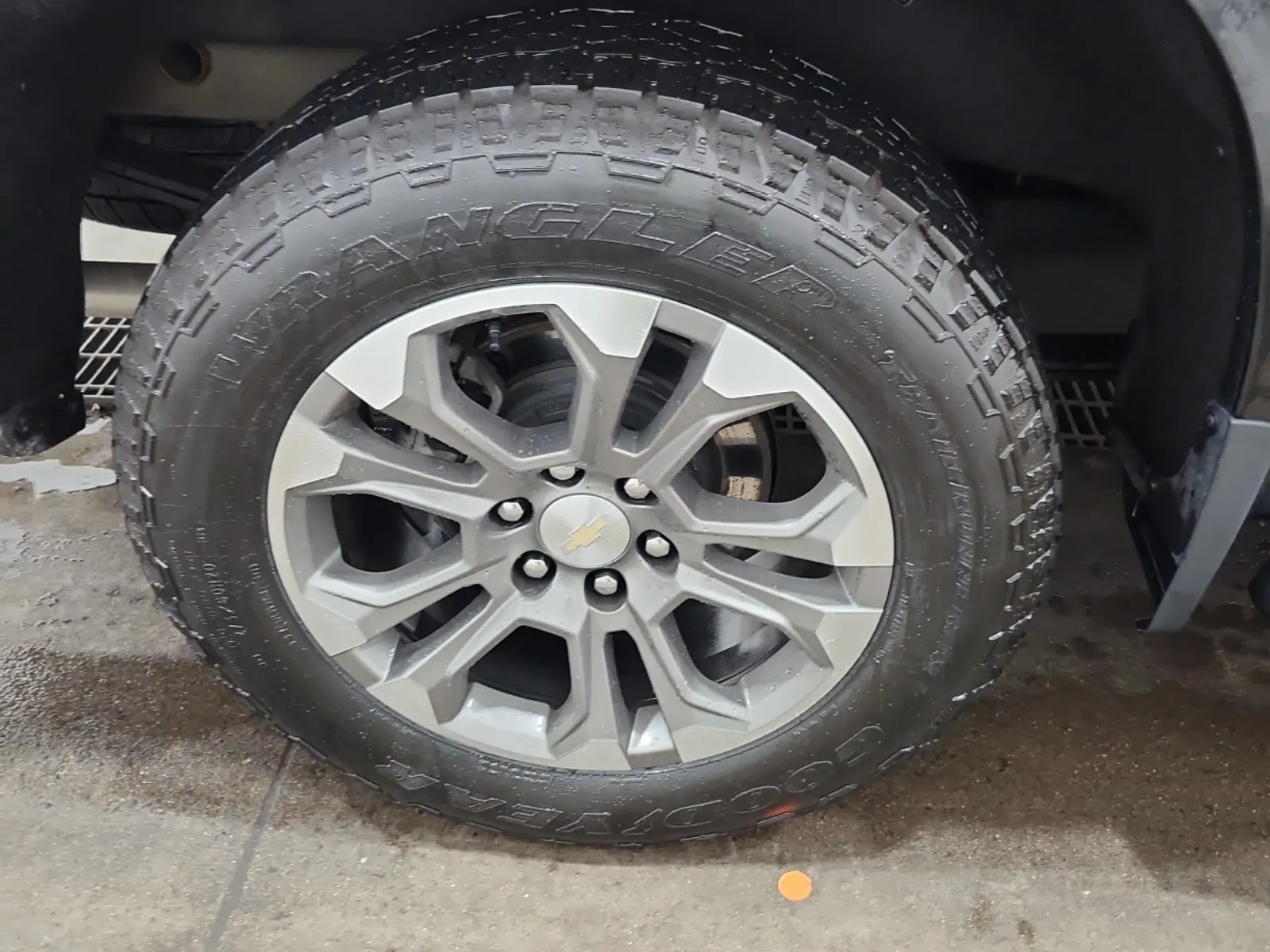 Right Rear Wheel/Tire Photo