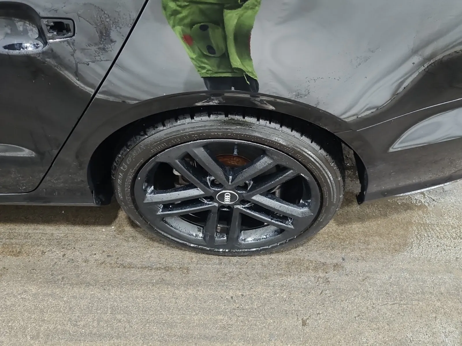 Left Rear Wheel/Tire Photo