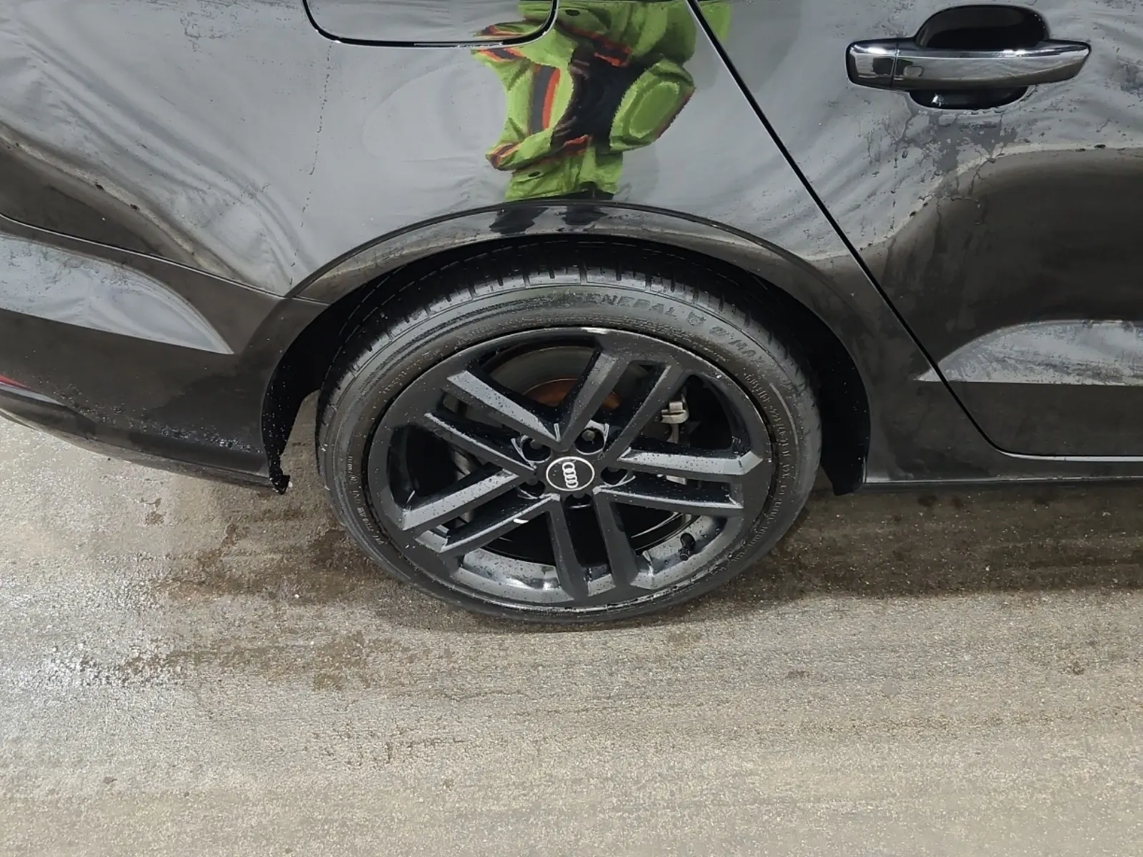 Right Rear Wheel/Tire Photo