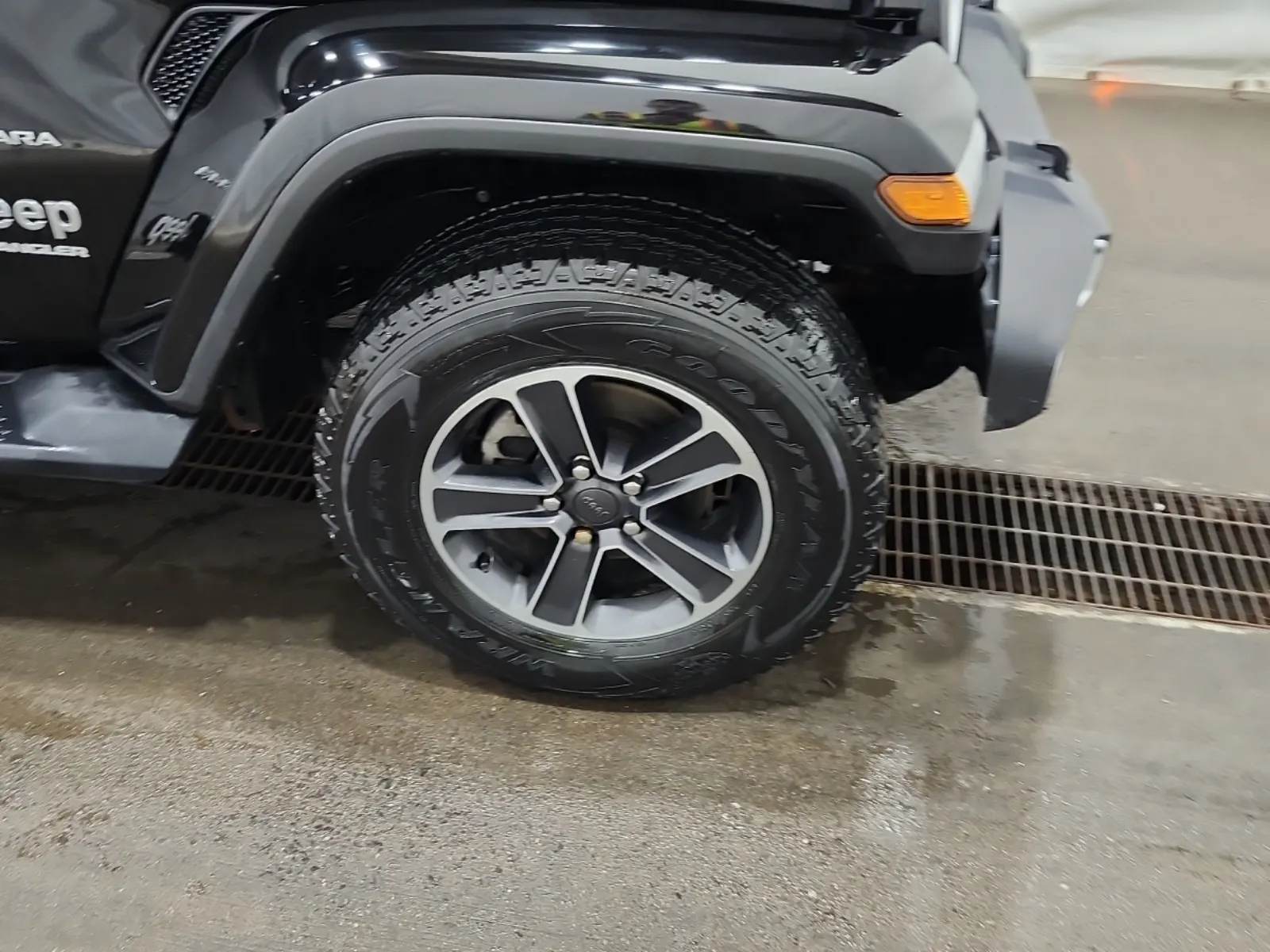 Right Front Wheel/Tire Photo