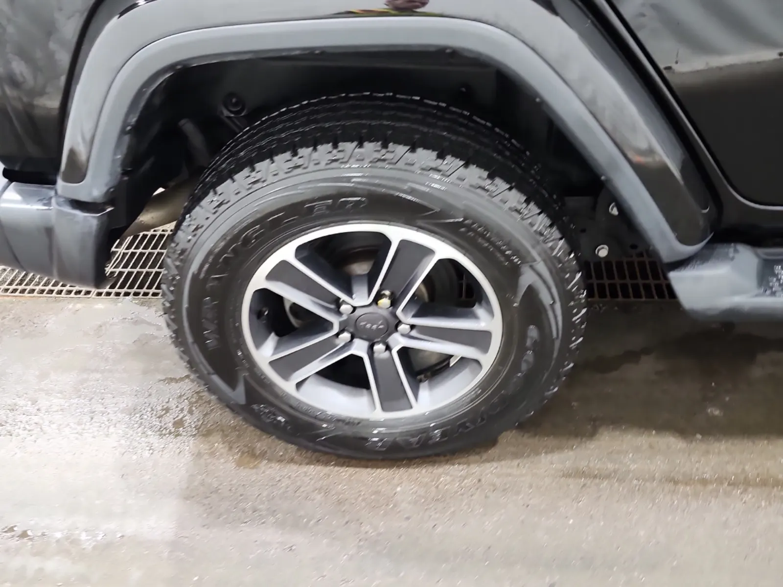Right Rear Wheel/Tire Photo