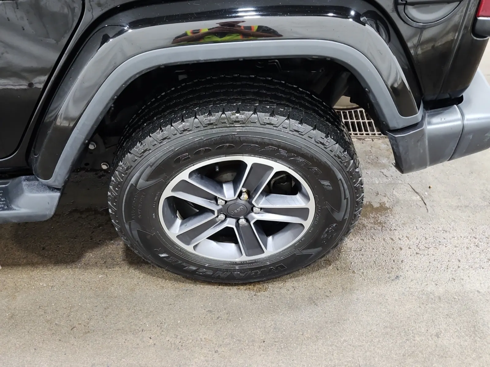 Left Rear Wheel/Tire Photo