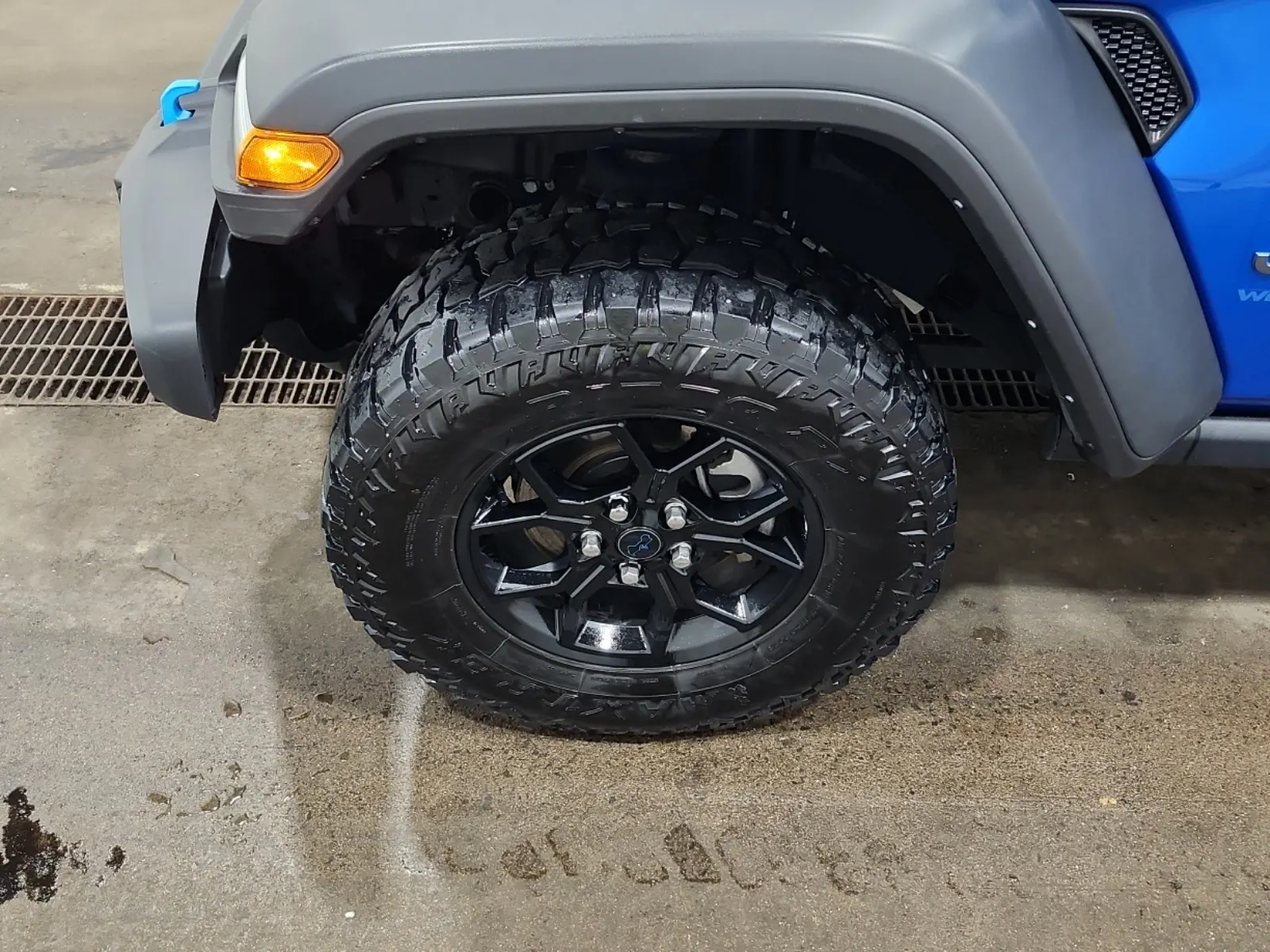 Front driver wheel/tire photo
