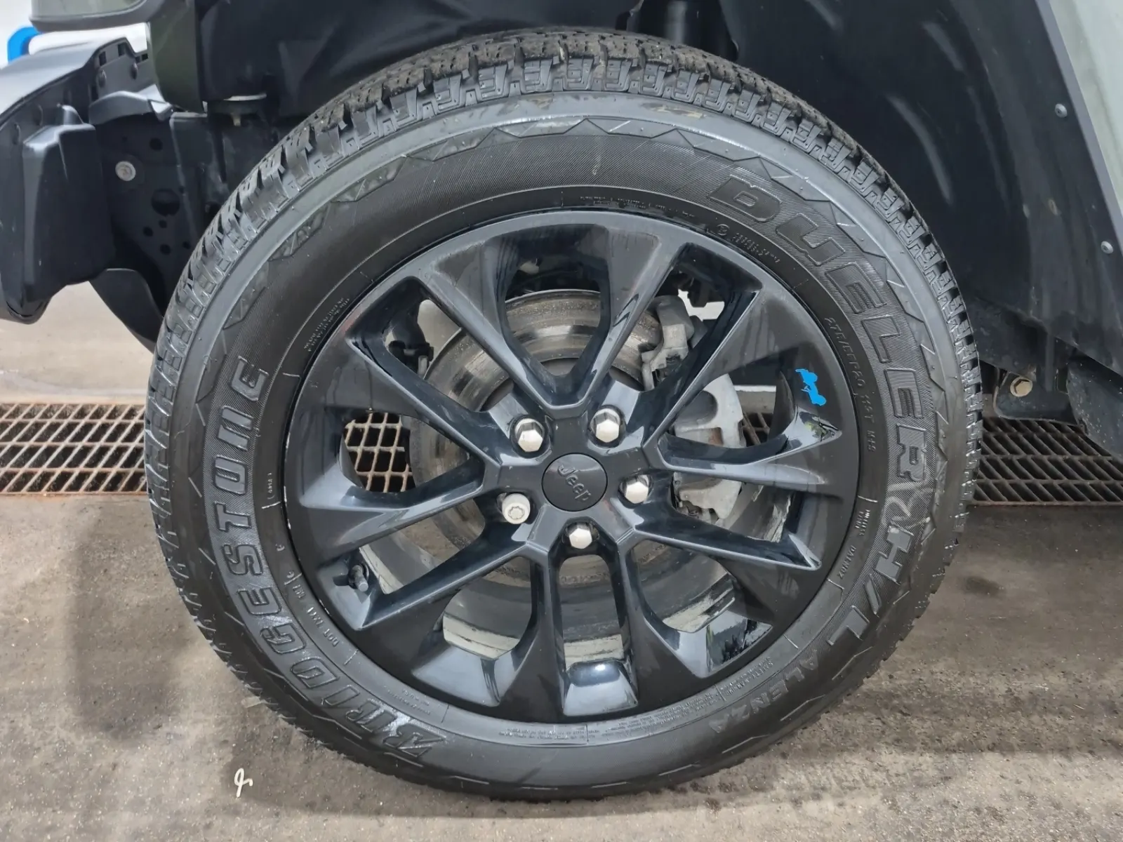 Front driver wheel/tire photo