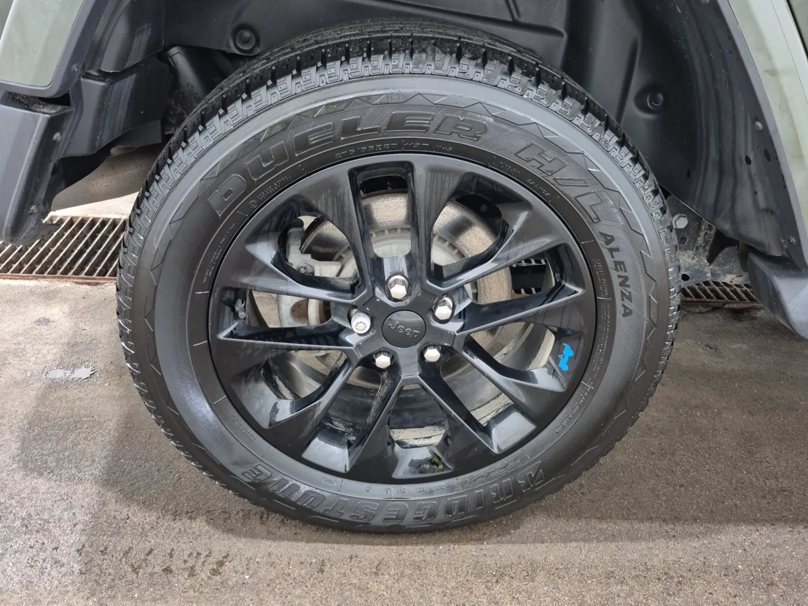 Right Rear Wheel/Tire Photo