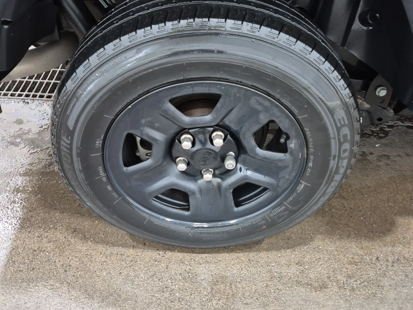 Right Rear Wheel/Tire Photo
