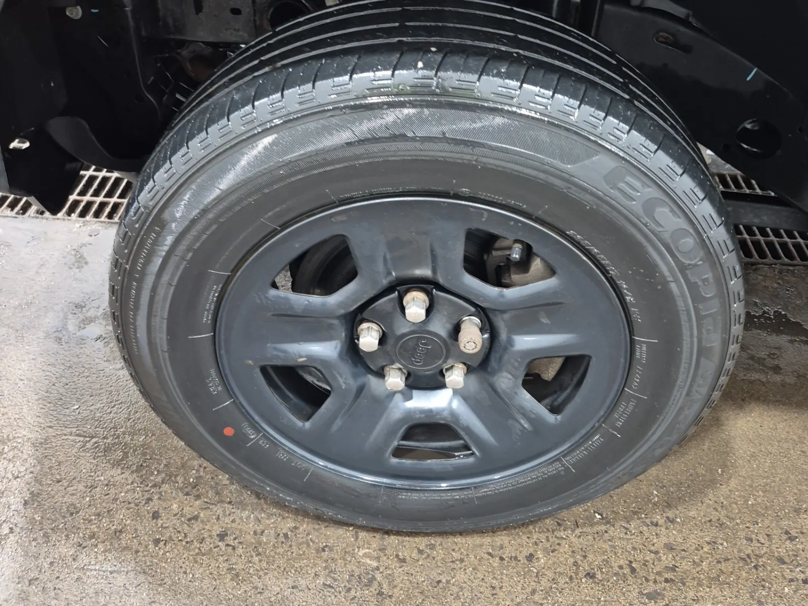 Front driver wheel/tire photo