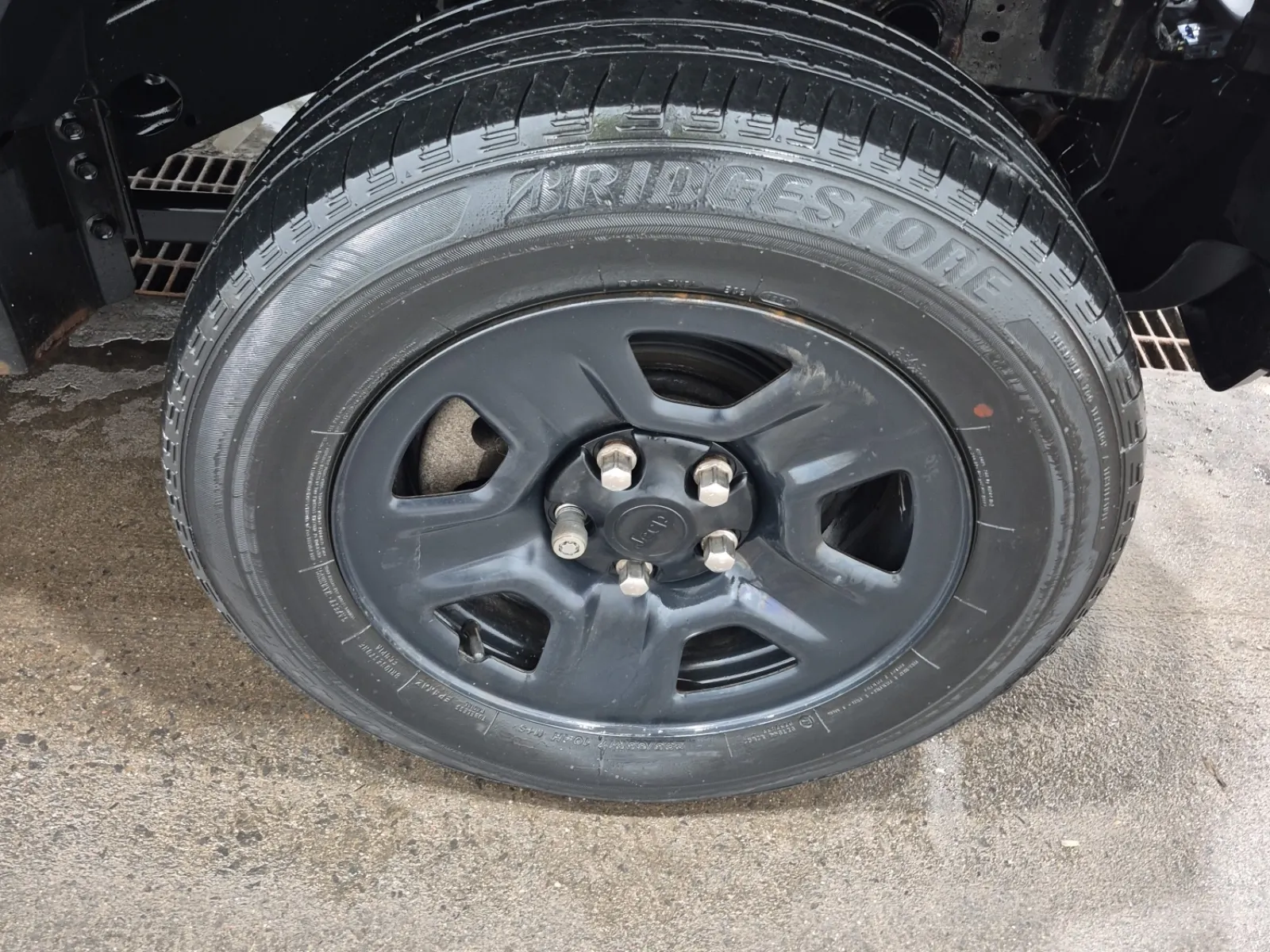 Right Front Wheel/Tire Photo