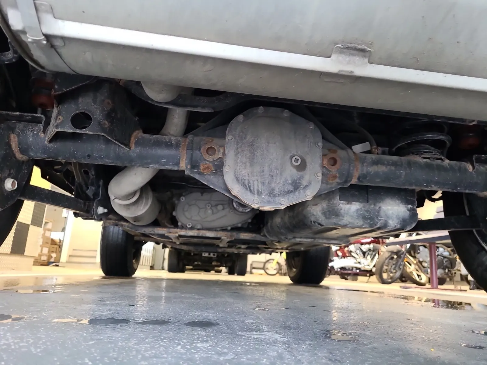 Undercarriage - Rear Photo