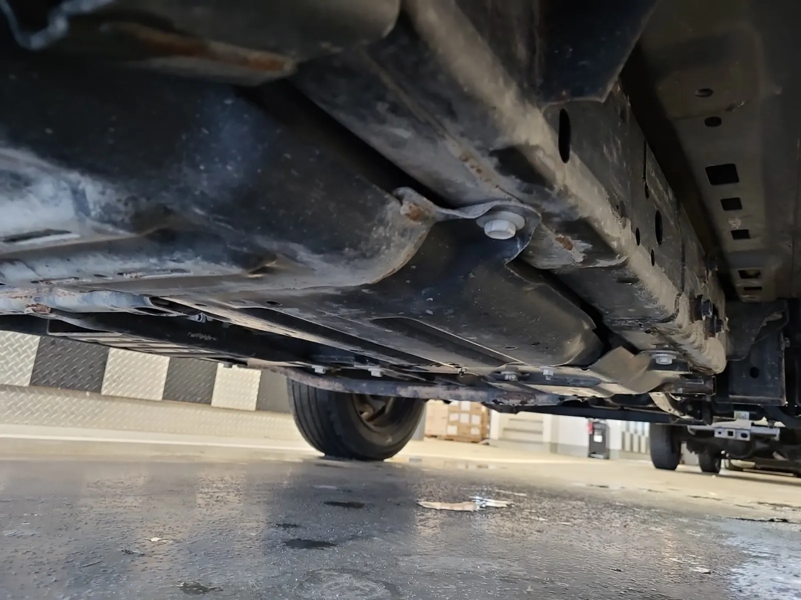 Undercarriage - Passenger Photo